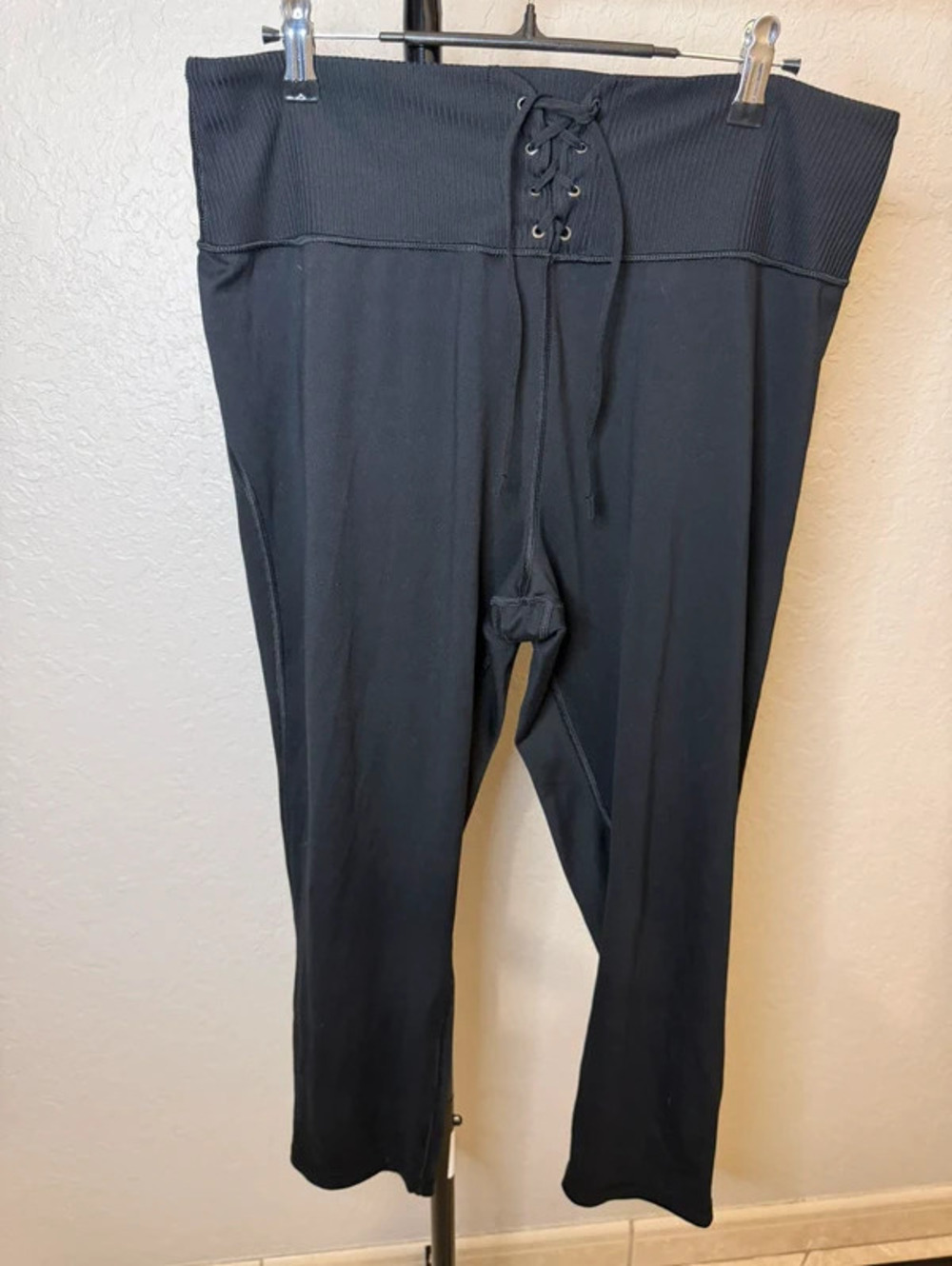 Victoria's Secret On Point "Flow" Lace-Up High-Rise Crop Leggings - Black XL
